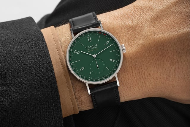 Nomos Glashuette Tangente neomatik 38 Update Forest Green: wrist, title