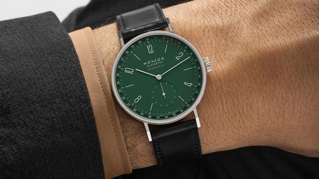 Nomos Glashuette Tangente neomatik 38 Update Forest Green: wrist, title