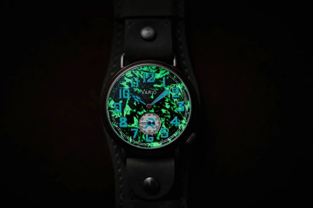 The dial of the Vario x RZE trench watch with forged carbon dial