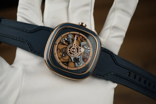 SevenFriday Riley II in the glove
