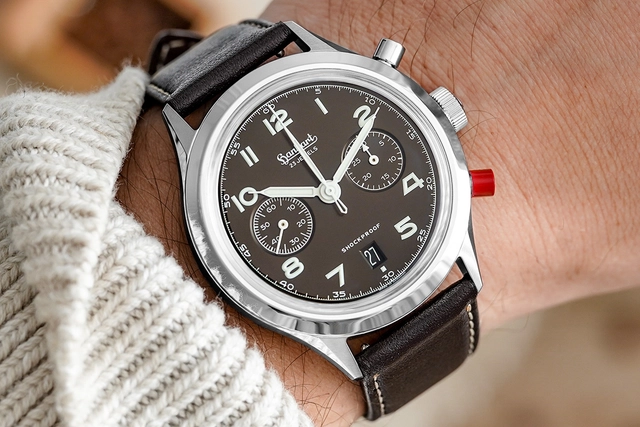 Hanhart-417-ES-Mokka-Flyback-Date-wrist.jpg
