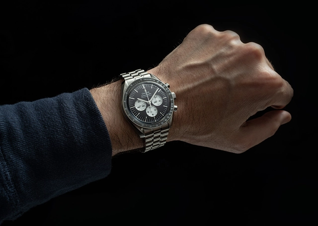 Omega: Speedmaster Moonwatch Black and White Steel, Wristshot