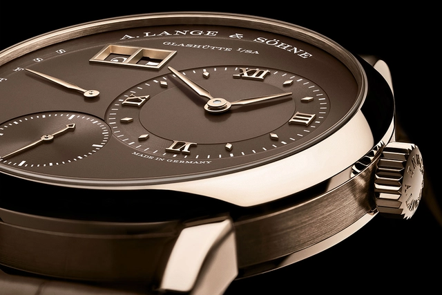 A-Lange-Soehne-Lange-1-Daymatic-Honeygold-Zifferblatt.jpg