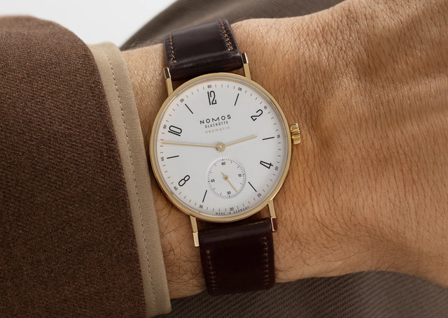 Nomos-Tangente-Gold_neomatik_dore_Wristshot.jpg