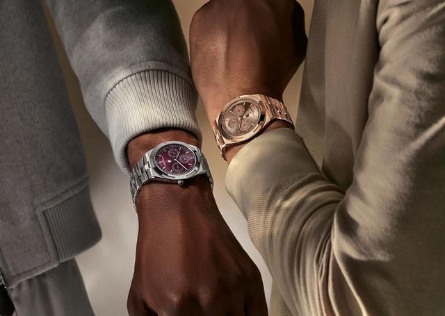 Vacheron_Constantin_Overseas_Perpetual_Calendar_Ultra-Thin_DUO_4300V220_Wristshot01_73555144.jpg