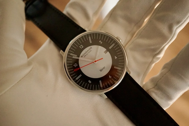 Mondaine Doppio Solar in glove