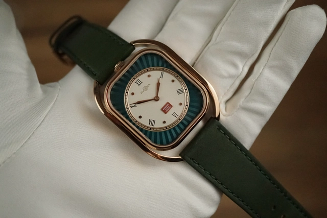 Hvilina L&MR in the hand