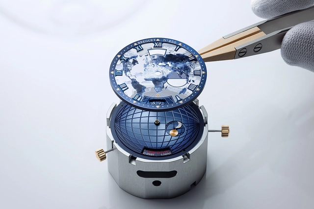 Breguet-Marine-Hora-Mundi-5555_Detail_2.jpg
