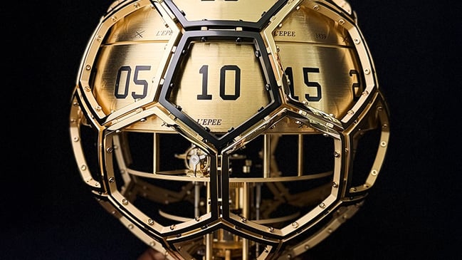 L’Epée 1839: The Football Turns Timekeeping Into a Ball Game