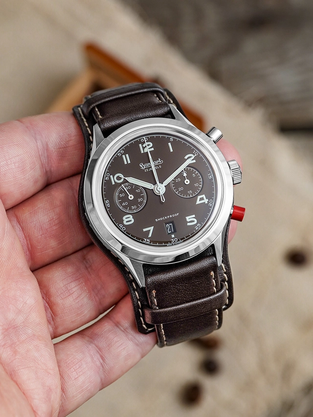 Hanhart-417-ES-Mokka-Flyback-Date-ambiance.jpg