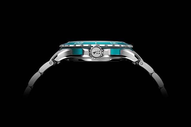 Christopher Ward The Trident 30x30: case side