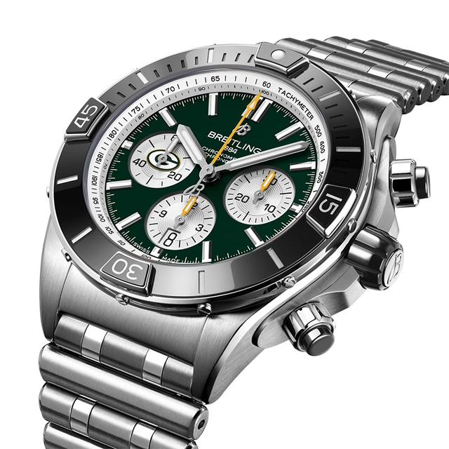 Breitling-Super Chronomat B01 44_2_AB01361C1L1A1_US_NFL_GREEN_BAY_PACKERS_3quater.jpg