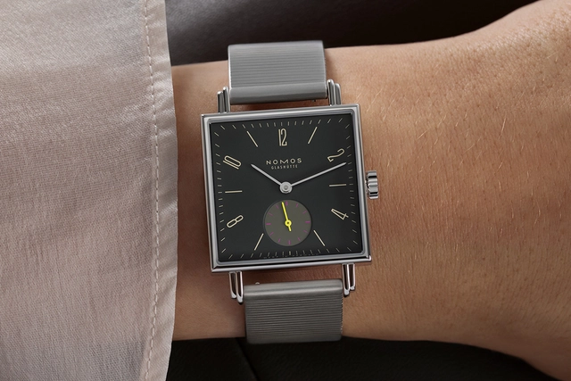NOMOS-Tetra-Basalt_0440_Wrist 