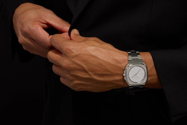 Bell & Ross: BR-05 Grey Mirror Steel, Wrist