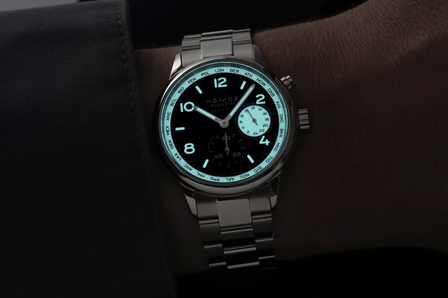 Nomos Glashütte Club Sport neomatik Worldtimer dark: wrist, title