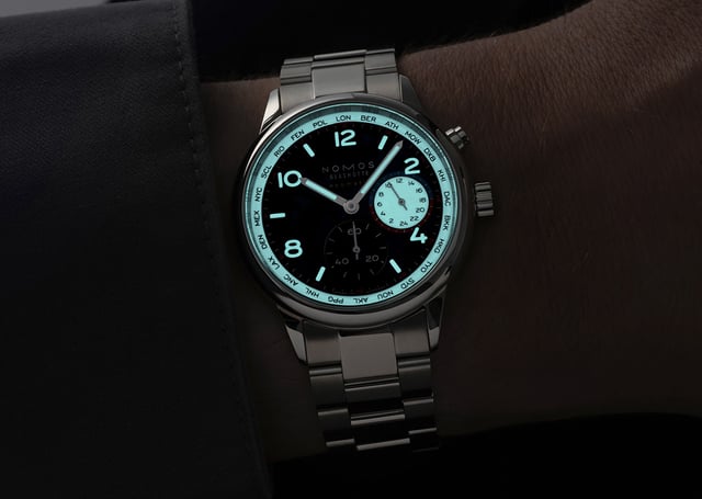 Nomos Glashütte Club Sport neomatik Worldtimer dark: wrist, title