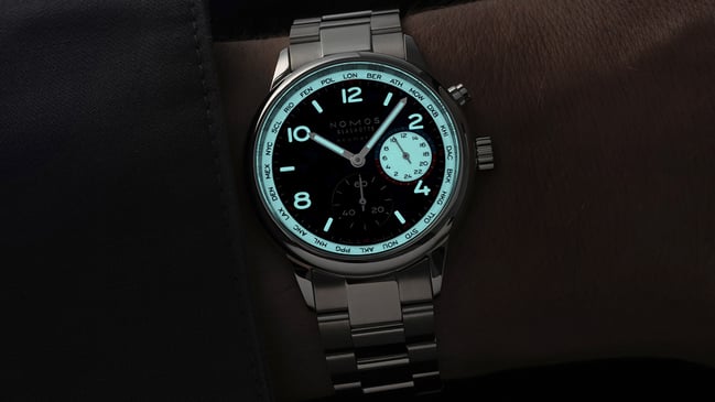 Nomos Glashütte Club Sport neomatik Worldtimer dark: wrist, title