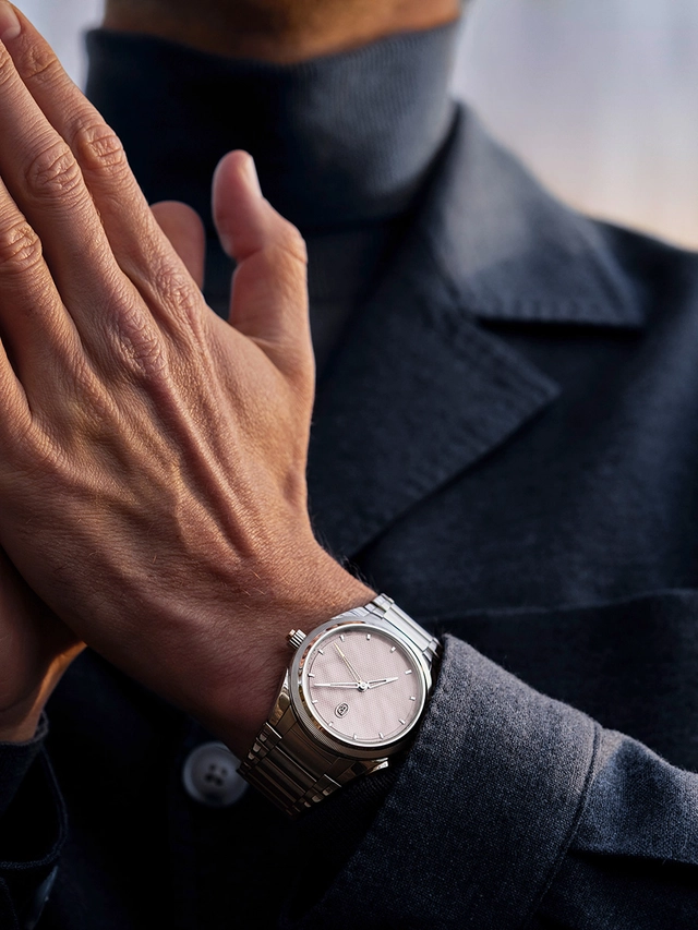 Parmigiani-TONDA_PF_MINUTE_RATTRAPANTE_ARCTIC_ROSE_Wrist.jpg