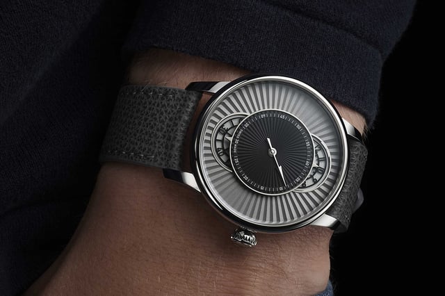Louis Erard: Le Régulateur Esprit Flinqué, wrist, title