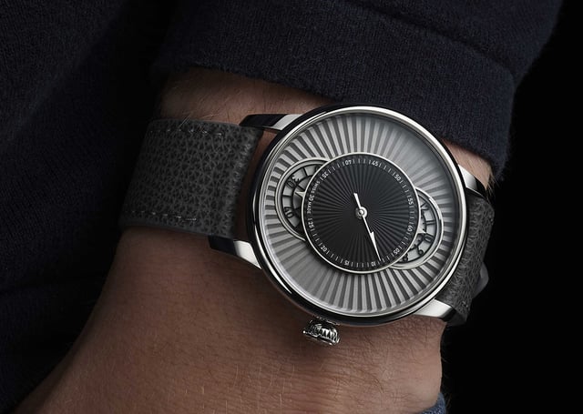 Louis Erard: Le Régulateur Esprit Flinqué, wrist, title