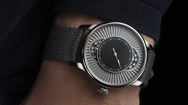 Louis Erard: Le Régulateur Esprit Flinqué, wrist, title