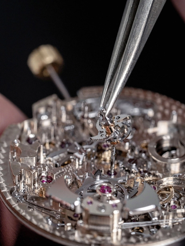 Chopard-L.U.C-Grand-Srike-Assembling the cannon pinion.jpg
