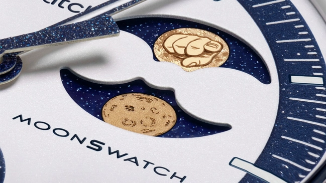 MoonSwatch-YouRock-Earthphase-MoonshoneGold-Detail-Aufmacher.jpg