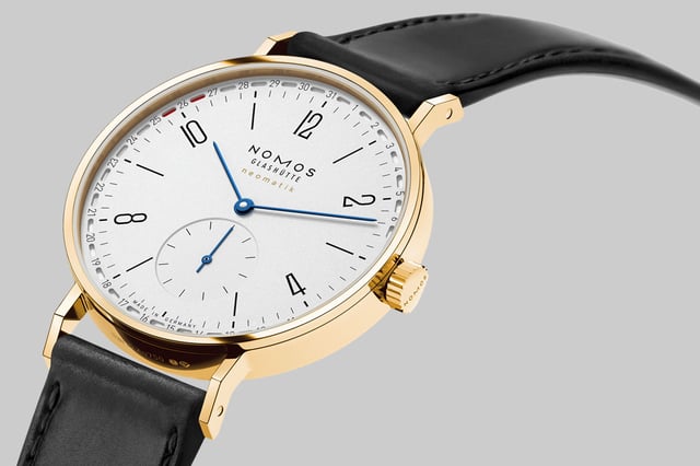 Nomos Glashütte: Tangente neomatik Update 38 in gold, side