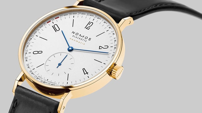 Nomos Glashütte: Tangente neomatik Update 38 in gold, side